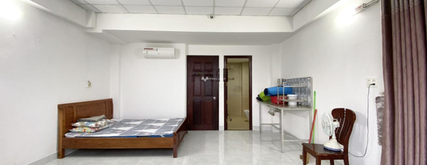 Căn hộ nhìn chung bao gồm 1 phòng ngủ, cho thuê căn hộ vị trí mặt tiền nằm ngay Trương Văn Bang, Hồ Chí Minh, 1 WC thuận tiện di chuyển-03