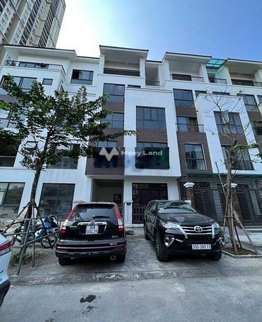 Tổng quan căn này thì có 7 PN, cho thuê biệt thự có diện tích chính 120m2 giá thuê chính chủ 60 triệu/tháng vị trí thuận lợi tại Dịch Vọng, Hà Nội
