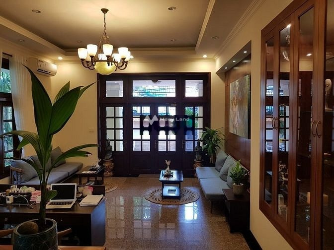 Diện tích tổng 125m2, cho thuê nhà ở mặt tiền tọa lạc gần Quận 1, Hồ Chí Minh, trong nhà có tổng 8 PN, 8 WC khu vực đông đúc-01