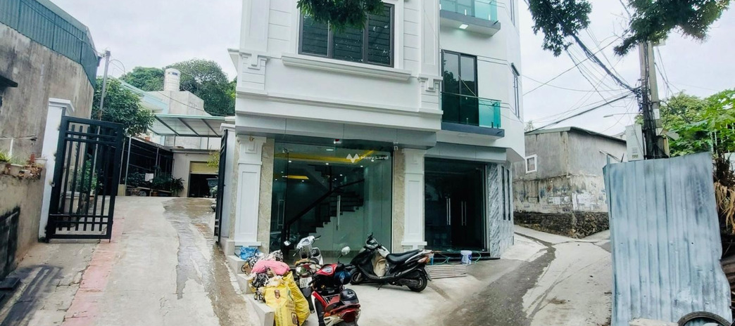 Nằm tại Cao Xanh, Quảng Ninh, bán nhà có diện tích rộng 58.8m2, trong nhà nhìn chung có 3 phòng ngủ cảm ơn bạn đã đọc tin.