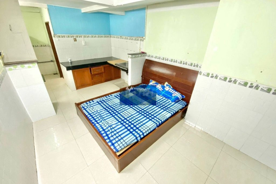 Căn hộ này bao gồm 5 phòng ngủ, cho thuê căn hộ hướng Đông Nam vị trí đẹp ngay trên Phường 11, Hồ Chí Minh, 1 WC thuận mua vừa bán-01