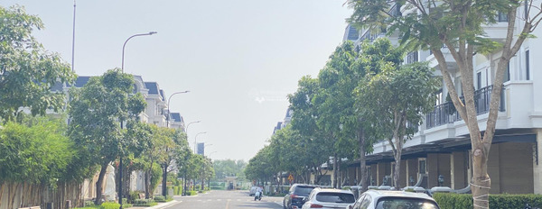 Bán biệt thự diện tích thực 95m2 vị trí mặt tiền tọa lạc ở Phú Hữu, Quận 9 bán ngay với giá bất ngờ chỉ 15 tỷ, trong nhà nhìn chung bao gồm 4 PN, 6 WC-02