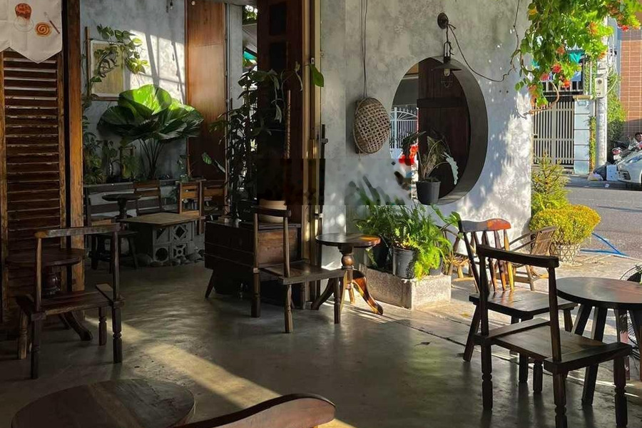 Sang quán gác coffee nằm tại ngã tư Trần Nhật Duật và Trần Nguyễn Hãn, Nha Trang -01