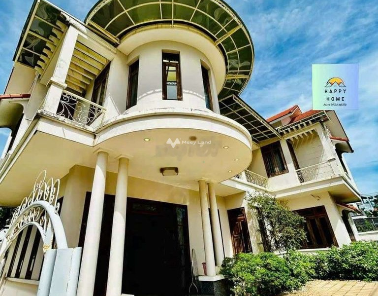 Cho thuê nhà diện tích chuẩn 200m2 vị trí nằm ngay ở Phạm Văn Đồng, Vĩ Dạ thuê ngay với giá phải chăng 12 triệu/tháng, nhà có tất cả 4 phòng ngủ, 5 WC-01
