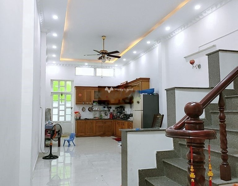 Nhà bao gồm có 4 phòng ngủ, cho thuê nhà, thuê ngay với giá rẻ 30 triệu/tháng có diện tích tổng là 100m2 mặt tiền nằm ở Nguyễn Thế Truyện, Tân Phú-01