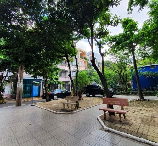 Bán liền kề nằm tại Phường 4, Hồ Chí Minh giá bán hiện tại 39 tỷ với diện tích thực 240m2, căn nhà bao gồm 7 PN