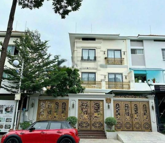 Nhà có tất cả 4 phòng ngủ, bán biệt thự diện tích là 210m2 bán ngay với giá cực rẻ 75 tỷ vị trí ở Phạm Thái Bường, Tân Phong, hướng Nam