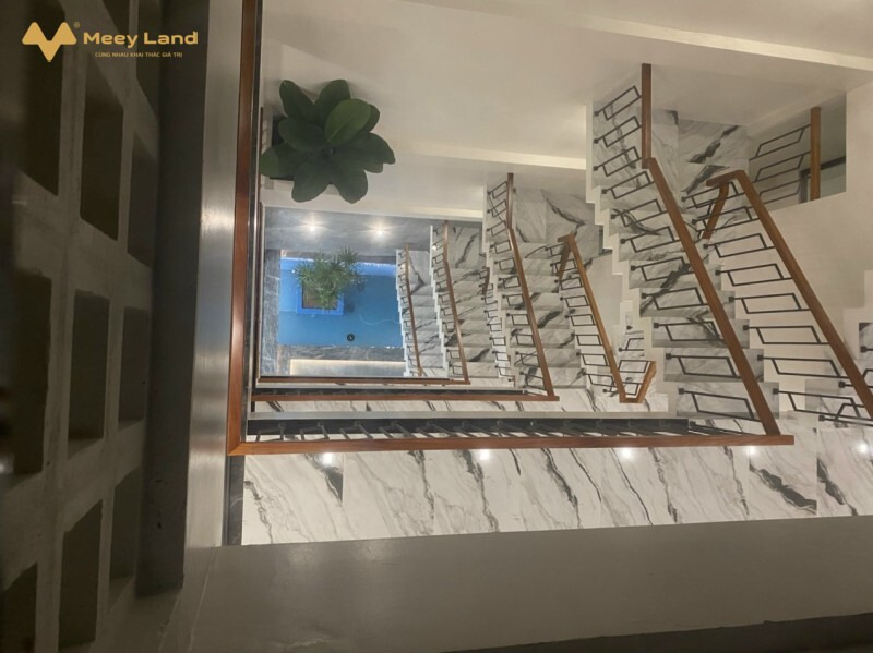 Nhà đẹp 6 tầng, thang máy xịn sò phố Nguyễn Văn Cừ-01