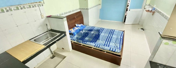 Căn hộ này bao gồm 5 phòng ngủ, cho thuê căn hộ hướng Đông Nam vị trí đẹp ngay trên Phường 11, Hồ Chí Minh, 1 WC thuận mua vừa bán-03