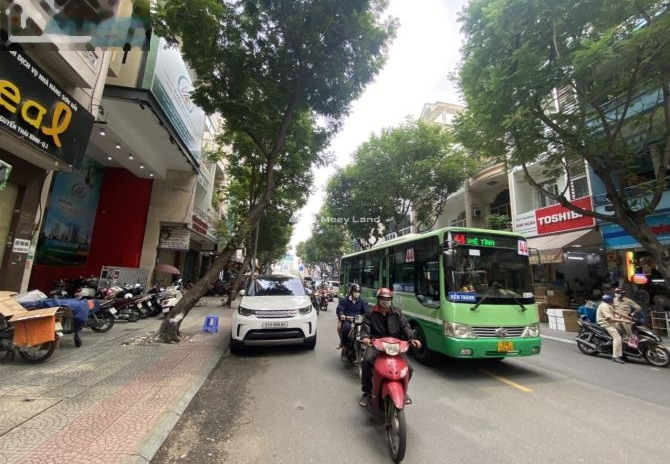 Bán nhà vị trí mặt tiền ngay Đường Calmette, Hồ Chí Minh bán ngay với giá đàm phán chỉ 43 tỷ có diện tích 67m2 trong nhà nhìn chung có 5 phòng ngủ