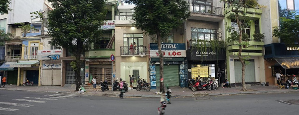 Vị trí mặt tiền tọa lạc ngay ở Quận 1, Hồ Chí Minh cho thuê nhà giá thuê mong muốn chỉ 65 triệu/tháng, nhà này gồm có 3 phòng ngủ, 3 WC-03