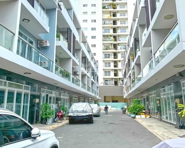 Diện tích thực dài 70m2, cho thuê nhà ở vị trí đẹp nằm ở Lê Thị Chợ, Hồ Chí Minh, trong nhà có tổng cộng 4 PN, 5 WC vào ở ngay-01