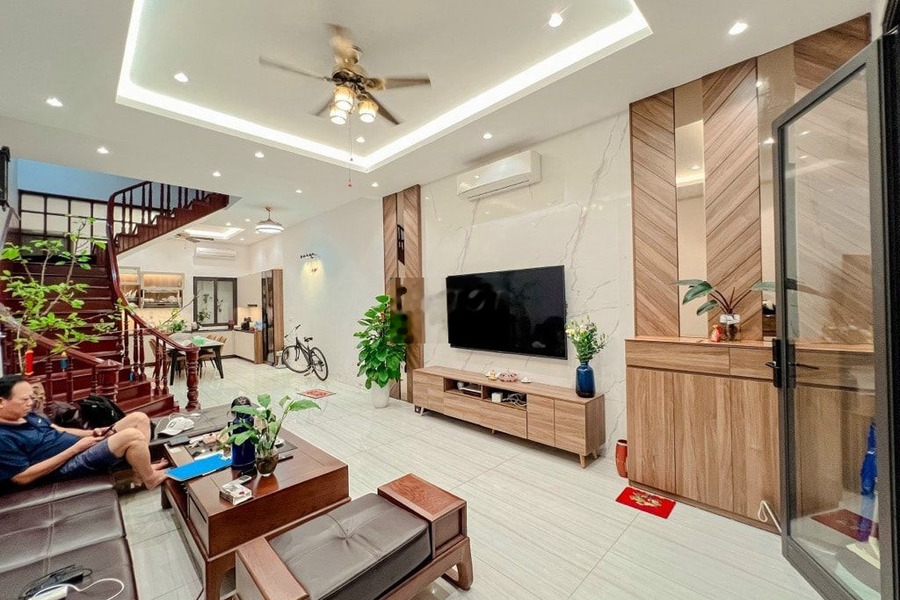 Hơn 6 tỷ nhà 68m2,3T,MT6,2m,gần ô tô Nguyễn Xiển, Hoàng Đạo Thành -01