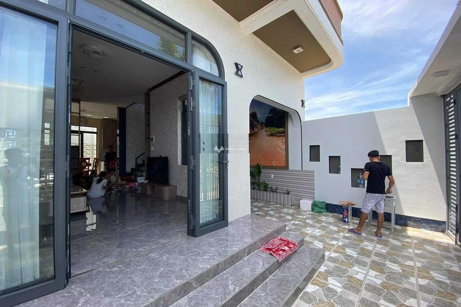 Giá bán 5.7 tỷ bán nhà có diện tích 1055m2 vị trí thuận lợi ngay ở Nguyễn Thông, Bình Thuận tổng quan nhà gồm có 4 phòng ngủ, 5 WC vị trí siêu đẹp-01