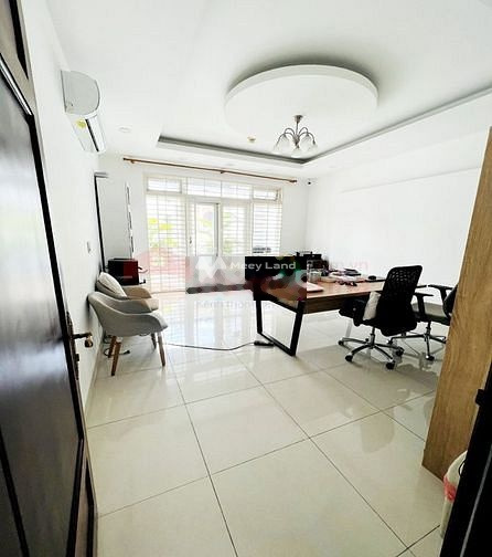 Cho thuê nhà mặt tiền nằm ngay Quận 1, Hồ Chí Minh, thuê ngay với giá khoảng 75 triệu/tháng diện tích chung 180m2, trong nhà có tất cả 2 phòng ngủ-01