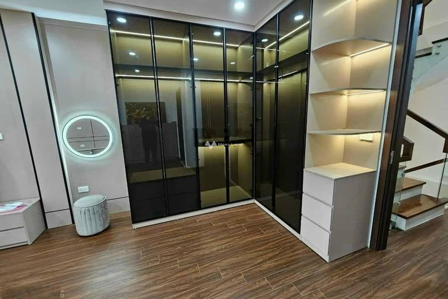 Bán nhà diện tích chuẩn 60m2 ở Ngọc Lâm, Long Biên bán ngay với giá công khai 12.9 tỷ trong nhà tổng quan có 6 phòng ngủ, 7 WC-01