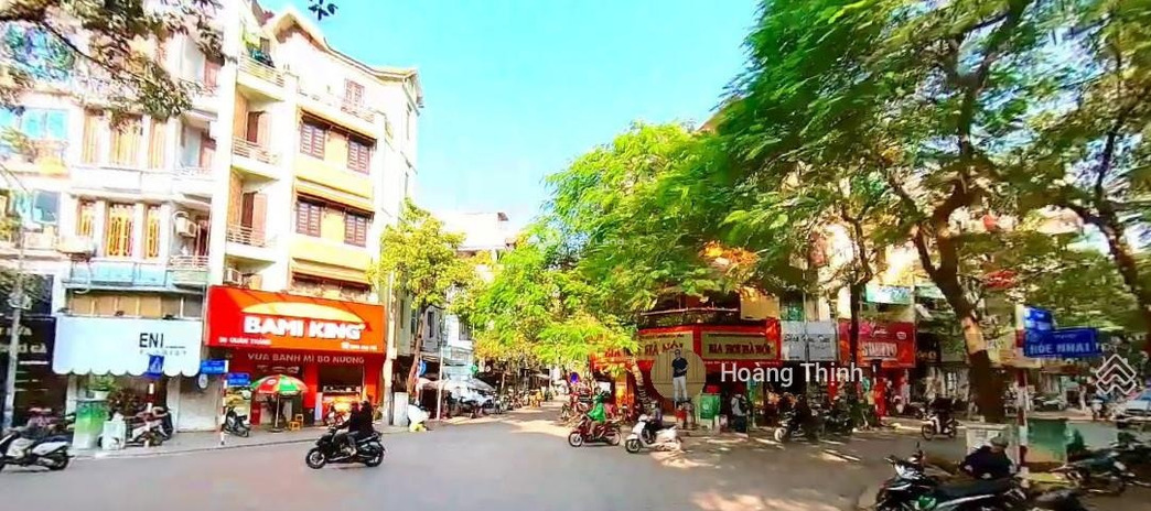 Vị trí mặt tiền nằm trên Hòe Nhai, Nguyễn Trung Trực cho thuê nhà thuê ngay với giá 80 triệu/tháng, trong nhà này có tổng 2 PN, 2 WC
