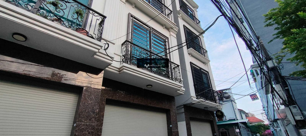 Bán nhà vị trí mặt tiền tọa lạc ở Sài Đồng, Long Biên bán ngay với giá khởi đầu 3.89 tỷ có diện tích chính 40m2 tổng quan nhà này thì gồm 3 phòng ngủ