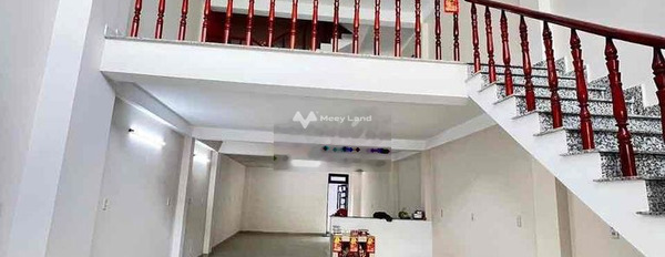 Diện tích tiêu chuẩn 110m2, cho thuê nhà ở vị trí nằm ở Mã Lò, Hồ Chí Minh, hướng Đông, trong nhà nhìn chung có tổng 5 PN, 6 WC ban công view đẹp-02