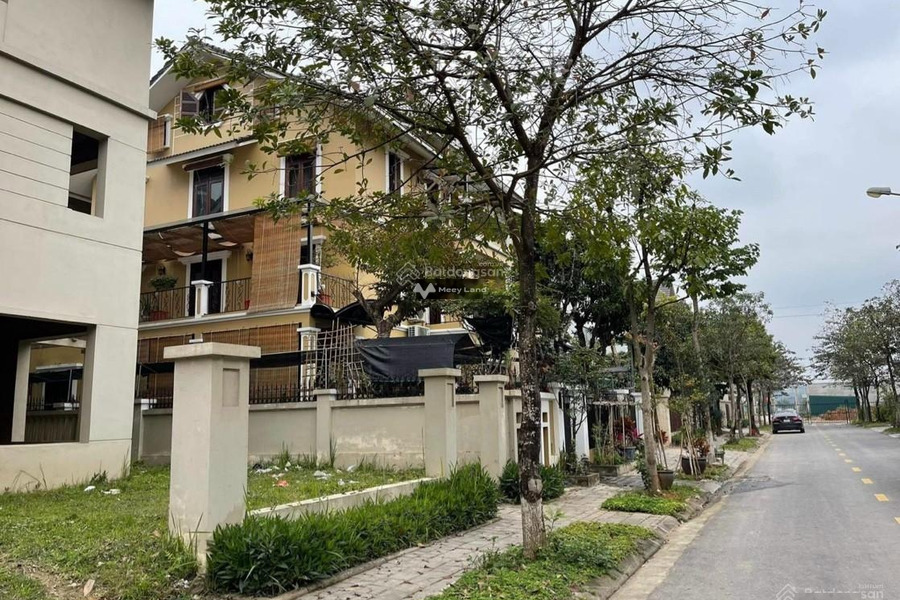 Ở giữa Sunny Garden City, bán liền kề tọa lạc ngay ở Sài Sơn, Hà Nội có diện tích tổng là 300m2, hướng Đông - Nam, trong nhà này 4 phòng ngủ-01