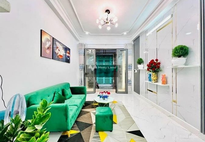 Bán nhà gần Quận 8, Hồ Chí Minh giá bán chính chủ chỉ 960 triệu có diện tích gồm 65m2 tổng quan căn này bao gồm 3 phòng ngủ