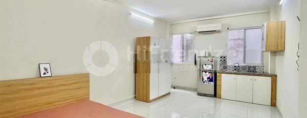 Studio cửa sổ lớn full nội thất ngay Bến Vân Đồn Quận 4 - thang máy -02