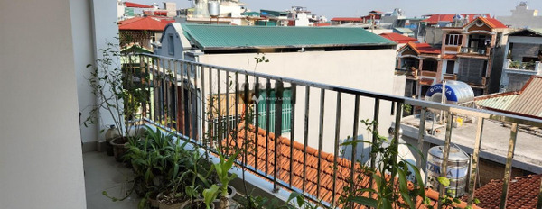 Diện tích là 36m2, cho thuê nhà ở ngay Tứ Liên, Hà Nội, nhà có 3 phòng ngủ, 4 WC khu vực đông đúc-02