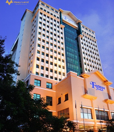 Bán Hotel 4 sao mặt phố Duy Tân, lô góc, 4 thoáng, 2000m2