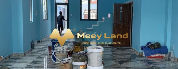 Có diện tích chung là 104m2, cho thuê nhà ở trong Quốc Lộ 1A, Hồ Chí Minh, ngôi nhà có 4 phòng ngủ, 5 WC vui lòng liên hệ để xem trực tiếp-02