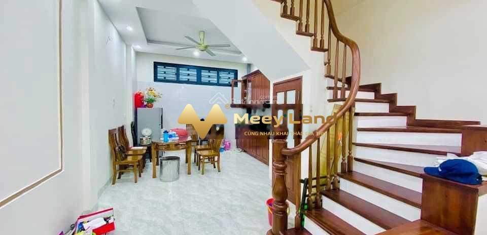 Chia tiền cho con bán nhà có diện tích chung là 32m2 vào ở ngay giá thương lượng 3.4 tỷ vị trí nằm ở Phố Trần Bình, Hà Nội nhà tổng quan bao gồm 4 PN ...