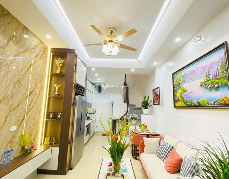 Diện tích sàn là 100m2, cho thuê nhà ở vị trí thuận tiện ngay tại Trương Định, Quận 3, trong nhà tổng quan gồm 2 phòng ngủ, 5 WC hẻm rộng-01
