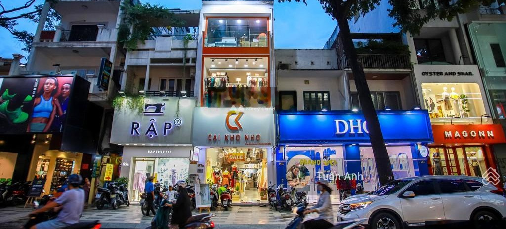 Nhà có 3 PN bán nhà bán ngay với giá khởi đầu chỉ 32 tỷ diện tích khoảng 72m2 vị trí đặt tọa lạc ngay trên Nguyễn Cư Trinh, Quận 1