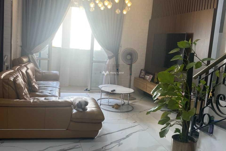 Trong căn này thì gồm 5 PN, bán chung cư vị trí đẹp nằm trên Võ Văn Kiệt, Hồ Chí Minh, ngôi căn hộ này bao gồm 5 phòng ngủ, 3 WC ở lâu dài-01