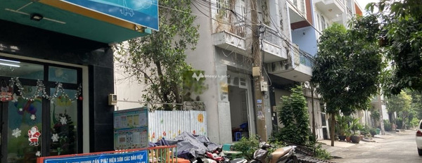 Hướng Tây, bán nhà có diện tích 93m2 vị trí đặt tọa lạc tại Quận 7, Hồ Chí Minh bán ngay với giá cạnh tranh từ 12.5 tỷ nhìn chung có 4 phòng ngủ, 5 WC-02