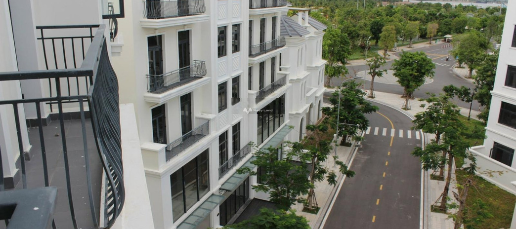 Nhà bao gồm 5 PN, bán biệt thự với tổng diện tích 200m2 bán ngay với giá rẻ từ 21.5 tỷ tọa lạc ngay ở Nguyễn Xiển, Hồ Chí Minh, hướng Bắc