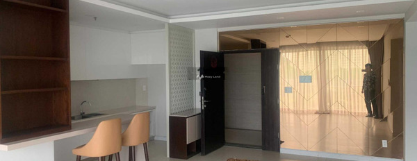 Tại Tôn Dật Tiên, Tân Phú bán chung cư bán ngay với giá cực mềm chỉ 5.6 tỷ, tổng quan bên trong căn hộ 3 phòng ngủ, 2 WC khu vực đông đúc-02