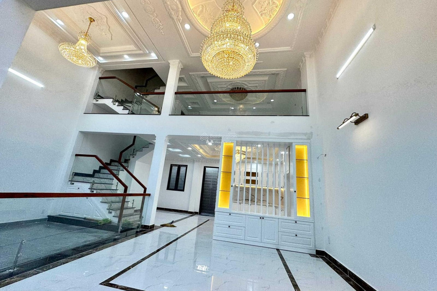 Bán nhà có diện tích 88m2 vị trí thuận lợi nằm trên Nhơn Đức, Hồ Chí Minh giá bán cơ bản 6.1 tỷ trong nhà nhìn chung bao gồm 5 phòng ngủ, 5 WC-01