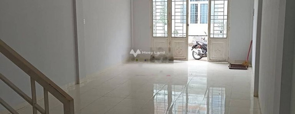 Với tổng diện tích 80m2, cho thuê nhà ở mặt tiền tọa lạc ngay Lợi Bình Nhơn, Tân An, ngôi nhà này gồm 2 phòng ngủ, 2 WC tin chính chủ-03