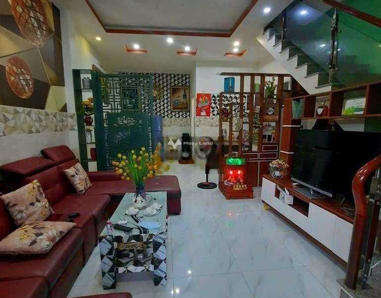 Nhà gồm 2 PN, cho thuê nhà, giá thuê cực mềm 10 triệu/tháng với diện tích 40m2 nằm ngay Hồ Thành Biên, Quận 8-01