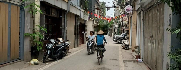 Bán nhà có diện tích chung là 142m2 vị trí đẹp tọa lạc ở Quảng An, Hà Nội trong nhà này có 5 phòng ngủ, 5 WC-02