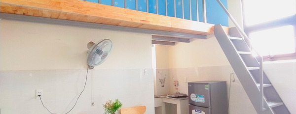 Cho thuê căn hộ dịch vụ có gác có nội thất cơ bản tiện nghi cửa sổ đón gió ngay trung tâm Tân Bình-03