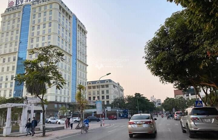 Bán nhà diện tích 122m2 vị trí đặt tọa lạc ngay trên Bồ Đề, Hà Nội bán ngay với giá thị trường chỉ 26.9 tỷ nhà có tổng 4 PN, 4 WC