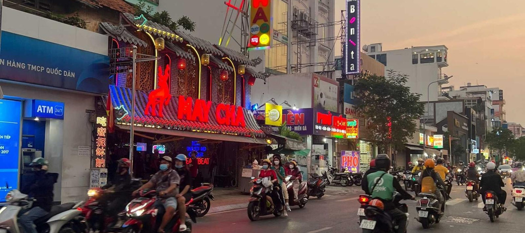 Có diện tích 242m2 bán nhà mặt tiền nằm ngay tại Nguyễn Cư Trinh, Hồ Chí Minh lh xem trực tiếp