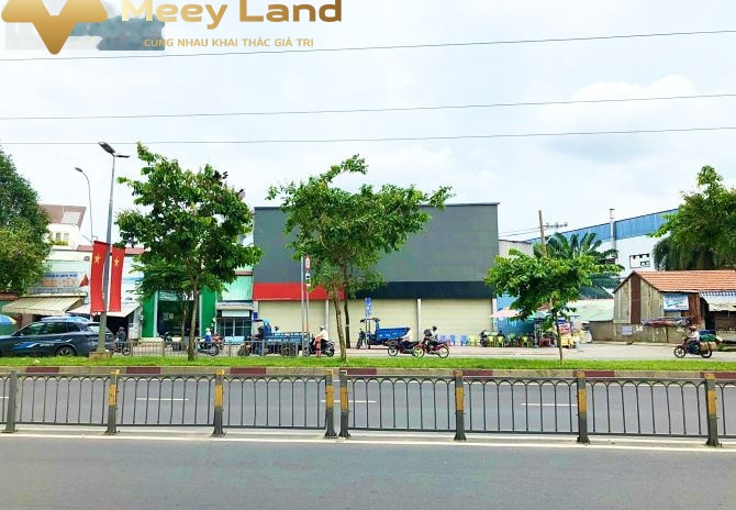 Cho thuê nhà có diện tích chung 2200m2 vị trí mặt tiền tọa lạc ngay trên Phường An Lạc, Hồ Chí Minh vào ở luôn giá khoảng 260 triệu/tháng, ngôi nhà nà...