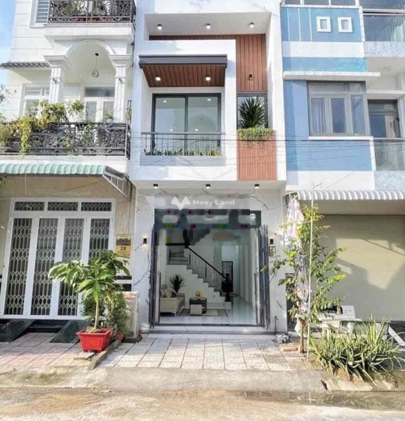 Nằm tại Nguyễn Hữu Trí, Hồ Chí Minh, bán nhà, giá bán đề cử 900 triệu diện tích khoảng 95m2, ngôi nhà này gồm có 4 phòng ngủ hãy nhấc máy gọi ngay-01