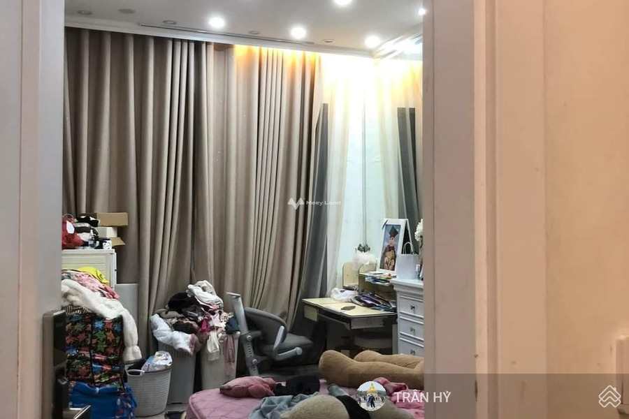 Trong nhà này có 6 phòng ngủ, bán nhà ở có diện tích chính 60m2 giá bán đặc biệt chỉ 29.8 tỷ mặt tiền nằm ngay trên Trần Quốc Hoàn, Mai Dịch-01