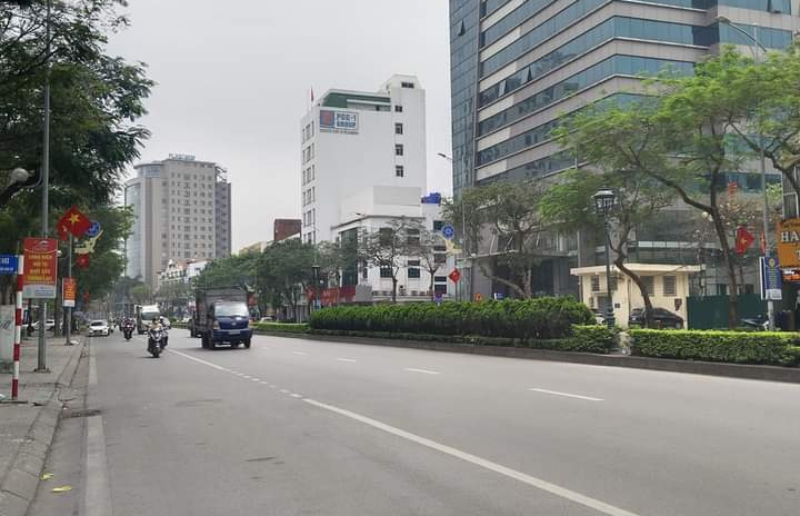 Bán gấp siêu phẩm, mặt phố Nguyễn Văn Cừ, 180m2 x 4 tầng, mặt tiền 7m, vỉa hè, kinh doanh bất chấp