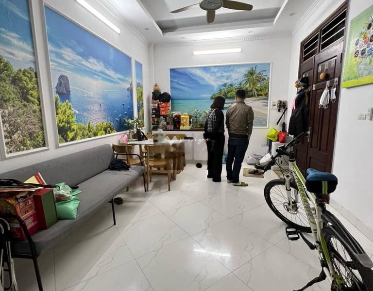 Căn nhà bao gồm có 3 phòng ngủ bán nhà giá bán đặc biệt chỉ 3 tỷ diện tích rộng 33m2 ngay trên Thạch Bàn, Hà Nội-01