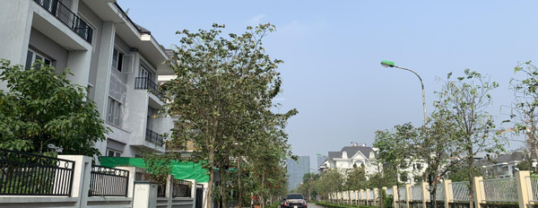 Bán biệt thự diện tích tổng là 180m2 tọa lạc ngay Lạc Long Quân, Phú Thượng, hướng Tây - Bắc, căn nhà gồm 5 PN, 5 WC vị trí thuận lợi-02