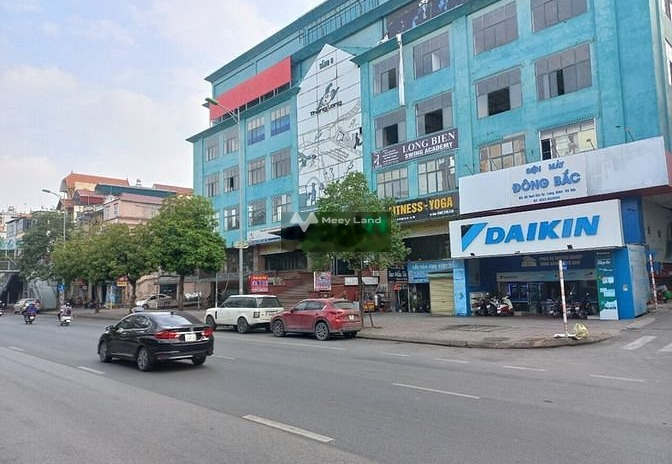 Cho thuê nhà mặt tiền nằm ở Bồ Đề, Hà Nội, giá thuê rẻ chỉ 500 triệu/tháng diện tích tổng 2700m2, nhà có tất cả 3 phòng ngủ